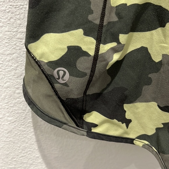 Lululemon hotty hot shorts sz 4 - Picture 3 of 3